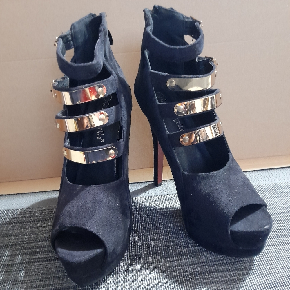 Black and Gold Platted Strap Heels by Crape Myrtle Size 38